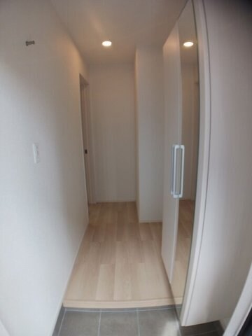 物件内観写真15　(収納もある玄関です)