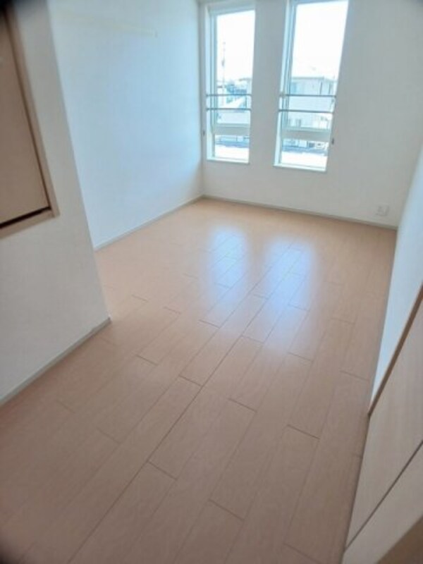 内装他(明るい色調の室内です)