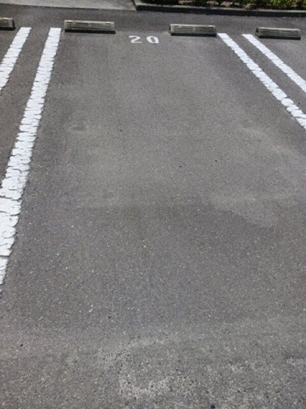 駐車場(車をお持ちの方に嬉しい駐車場付きの物件です)