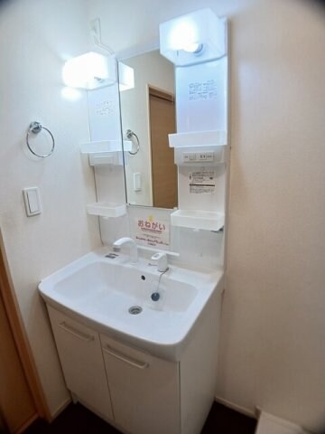 物件内観写真17　(広い洗面スペース)