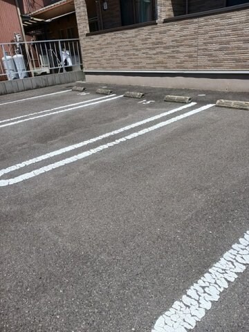 物件外観写真2　(駐車場です)