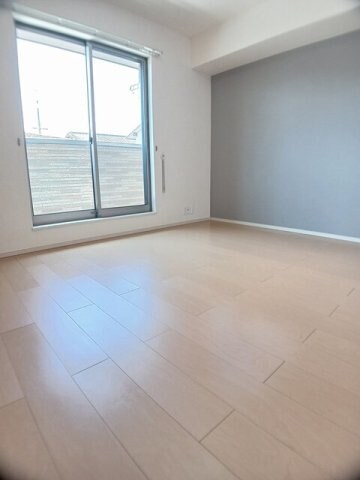 物件内観写真9　(こちらの居間で趣味の時間をお楽しみください)