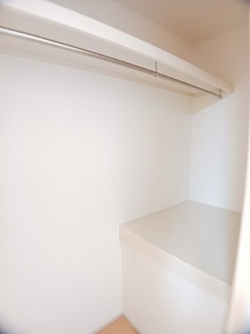 物件内観写真14　(小物を収納するのに便利です)