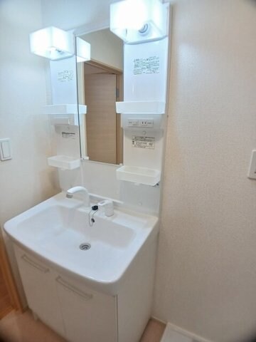 物件内観写真17　(コンパクトで使いやすい洗面所)