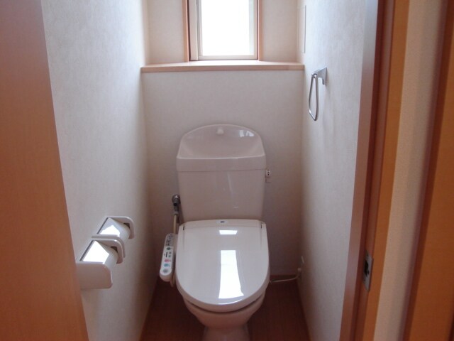 物件内観写真6　(シャワー付トイレ)