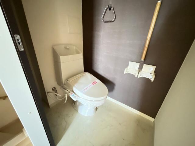 物件内観写真7　(シャワー付トイレ)