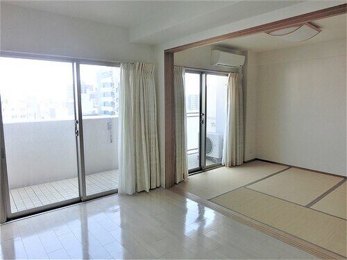 物件内観写真3　(リビングダイニング、和室)