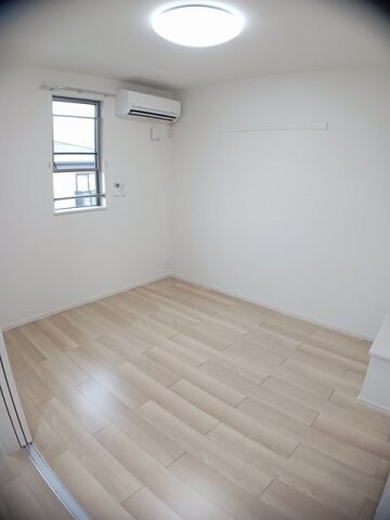 物件内観写真12　(内装は落ち着いています)