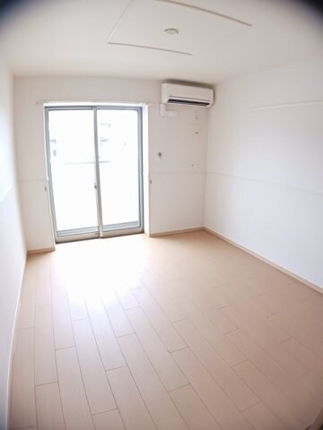 物件内観写真9　(ゆったり過ごせる居間です)