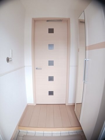 物件内観写真15　(シンプルで使いやすい玄関です)