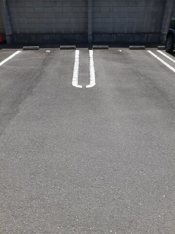 物件外観写真2　(車をお持ちの方に嬉しい駐車場付きの物件です)