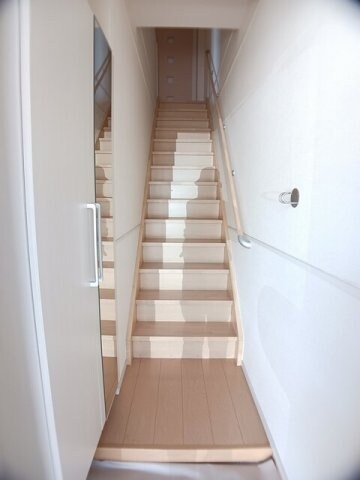 物件内観写真15　(収納もある玄関です)