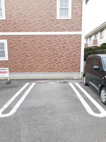 物件外観写真2　(駐車場完備です)