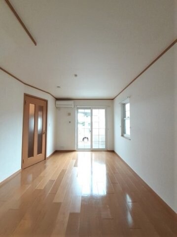 物件内観写真9　(ゆったりとしたリビングです)