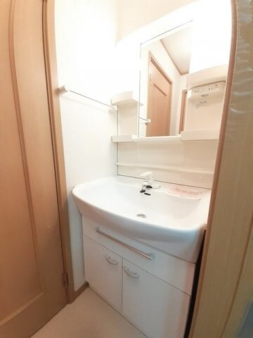 物件内観写真17　(広い洗面スペース)