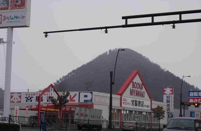 物件外観写真7　(宮脇書店中央通り店さんまで800m)