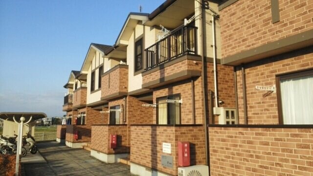 物件外観写真1　(落ち着いた雰囲気の外観です)