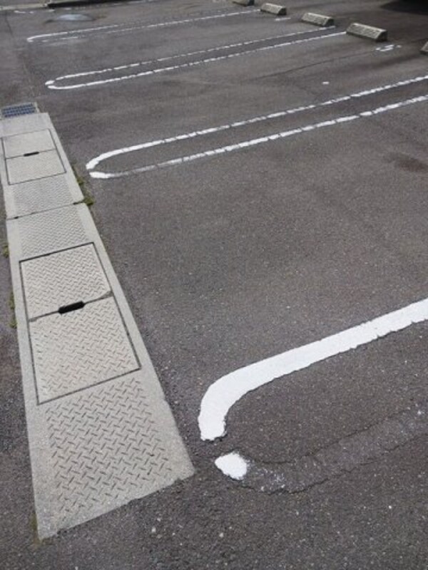 駐車場(車をお持ちの方に嬉しい駐車場付きの物件です)