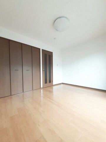 物件内観写真12　(明るい色調の室内です)