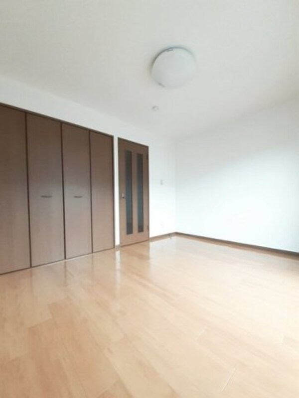 内装他(明るい色調の室内です)