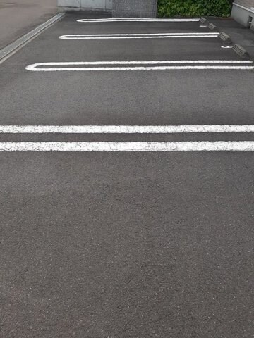 物件外観写真2　(車をお持ちの方に嬉しい駐車場付きの物件です)