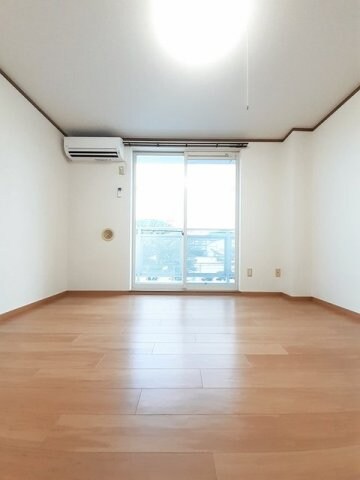 物件内観写真9　(こちらのリビングで趣味の時間をお楽しみください)