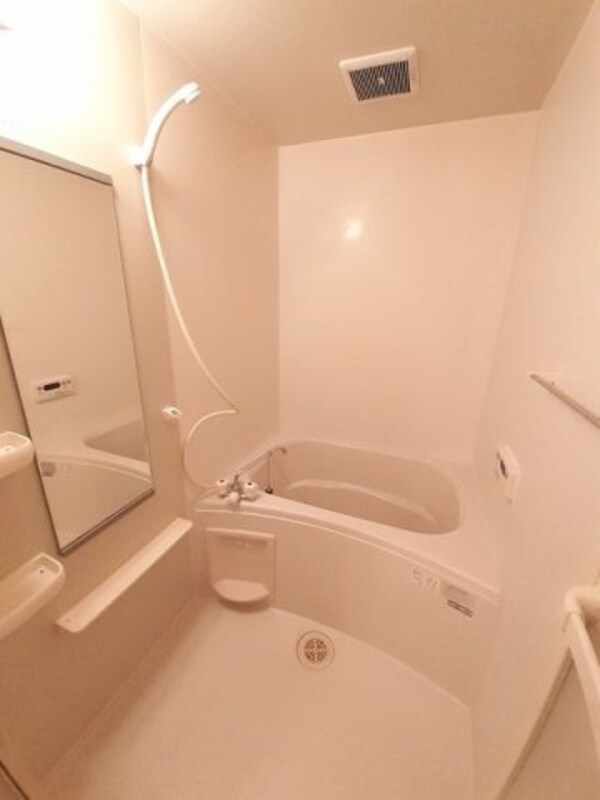 浴室(コンパクトで使いやすいお風呂です)