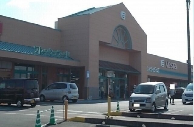 物件外観写真7　(フジグラン十川店さんまで1800m)