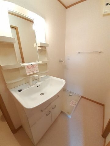 物件内観写真17　(ゆったりとスペースのある洗面所)