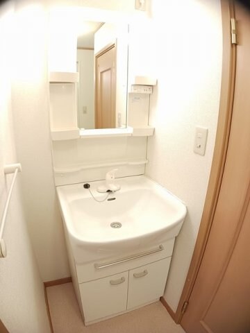 物件内観写真17　(明るい洗面所です)