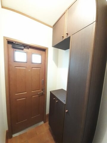 物件内観写真15　(ゆったりとした玄関です)