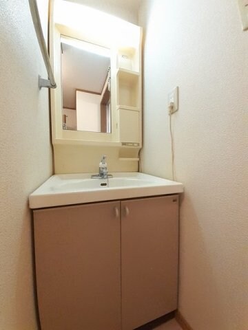 物件内観写真17　(ゆったりとスペースのある洗面所)