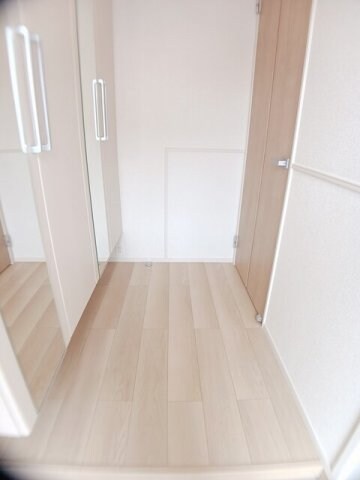 物件内観写真15　(ゆったりとした玄関です)