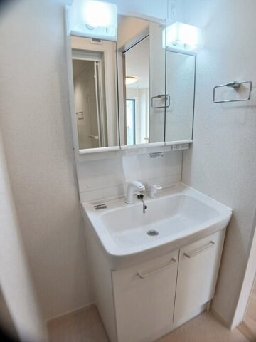 物件内観写真17　(ゆったりとスペースのある洗面所)