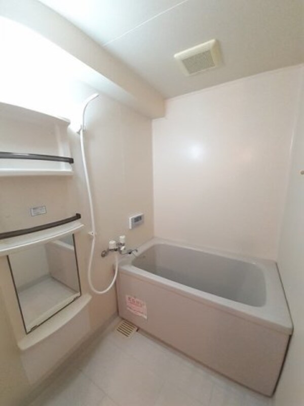 浴室(コンパクトで使いやすいお風呂です)