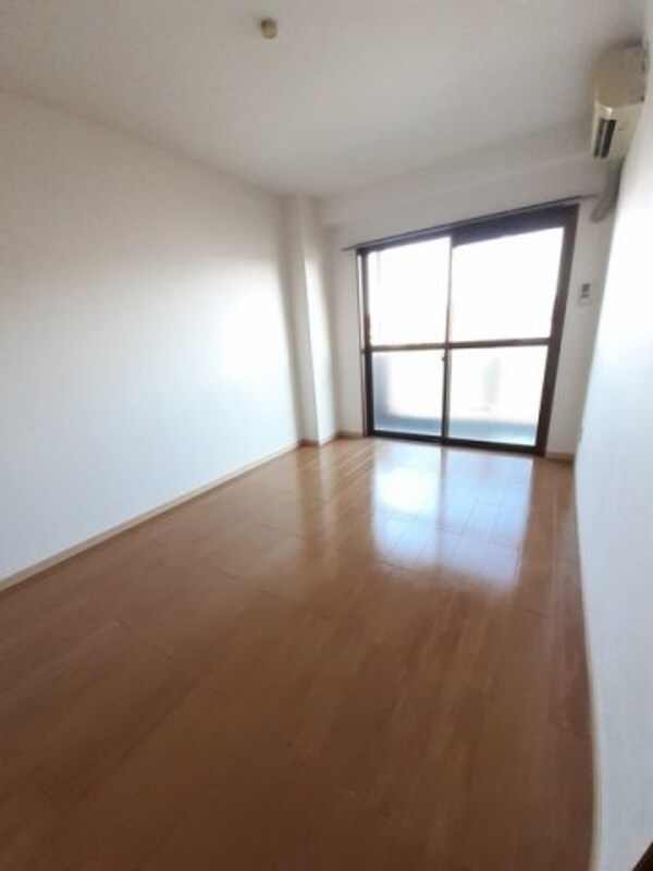 内装他(明るい色調の室内です)