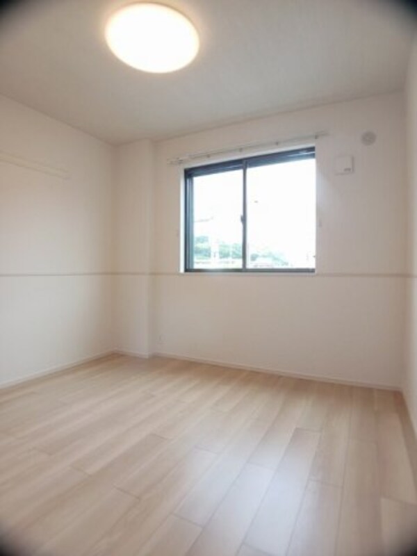 内装他(明るい色調の室内です)