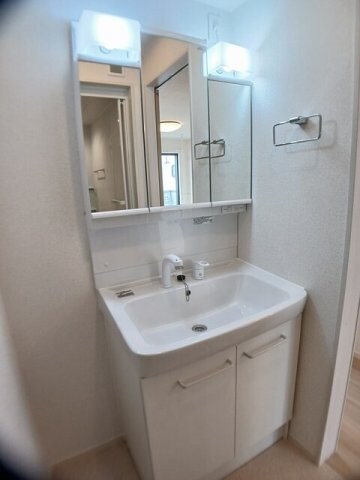 物件内観写真17　(ゆったりとスペースのある洗面所)