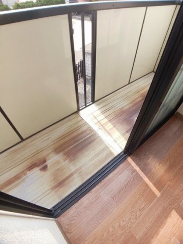 バルコニー(開放的で明るい空間を演出してくれるバルコニーです)