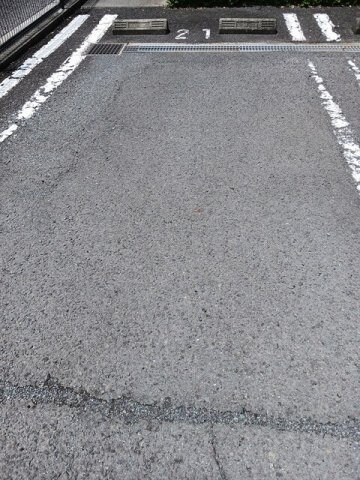 物件外観写真2　(駐車場があるので、車を買う予定の方も安心です)