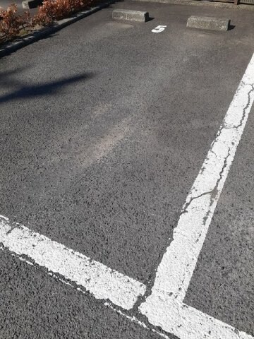 物件外観写真2　(車をお持ちの方に嬉しい駐車場付きの物件です)