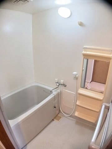 物件内観写真11　(日々の疲れを癒すお風呂付です)