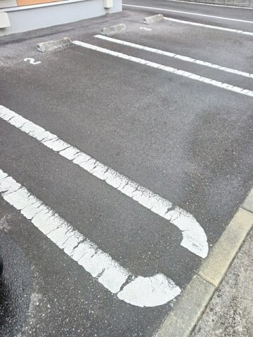 物件外観写真2　(車をお持ちの方に嬉しい駐車場付きの物件です)
