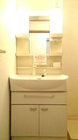 物件内観写真17　(明るい洗面所です)