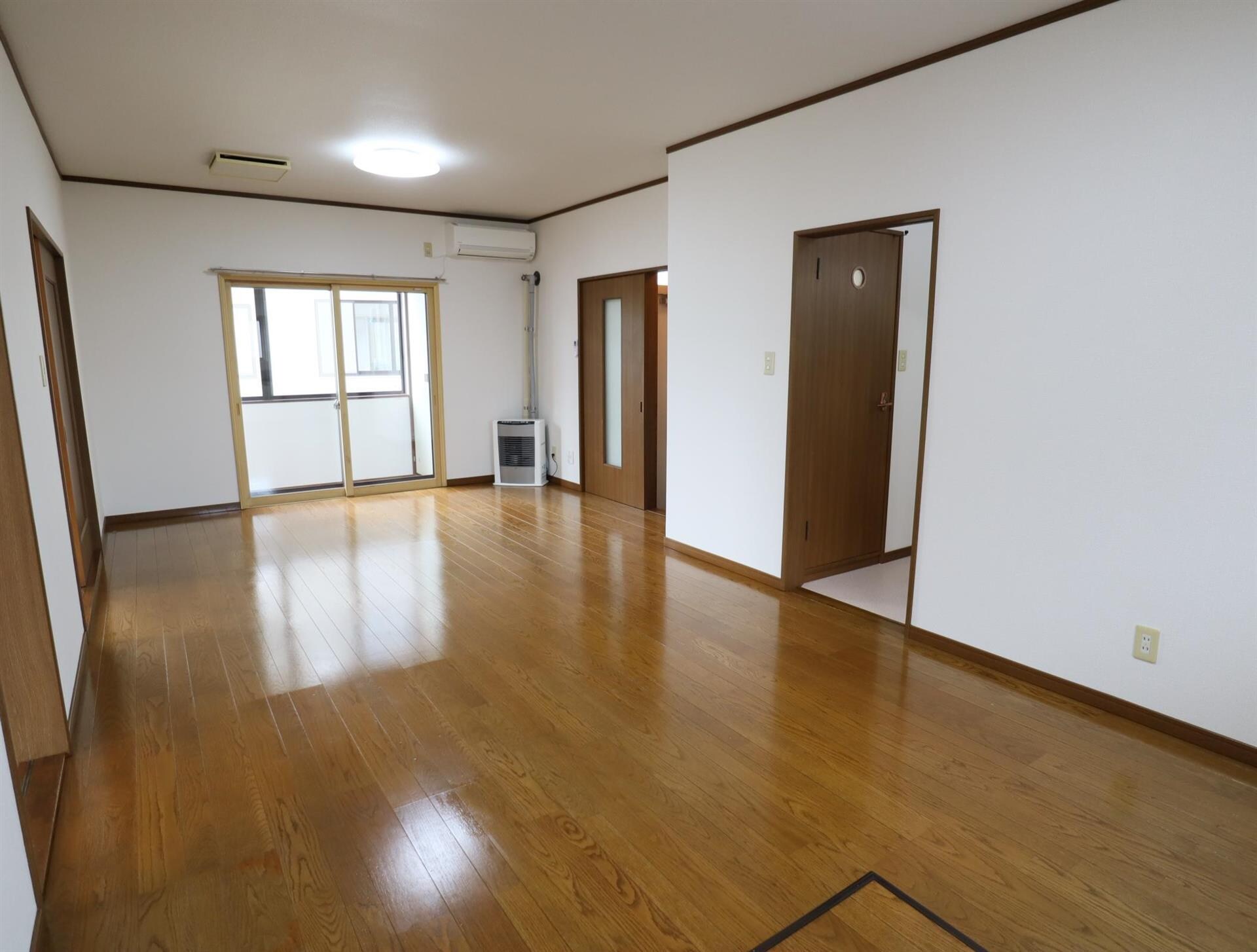 物件内観写真3　(リビング)