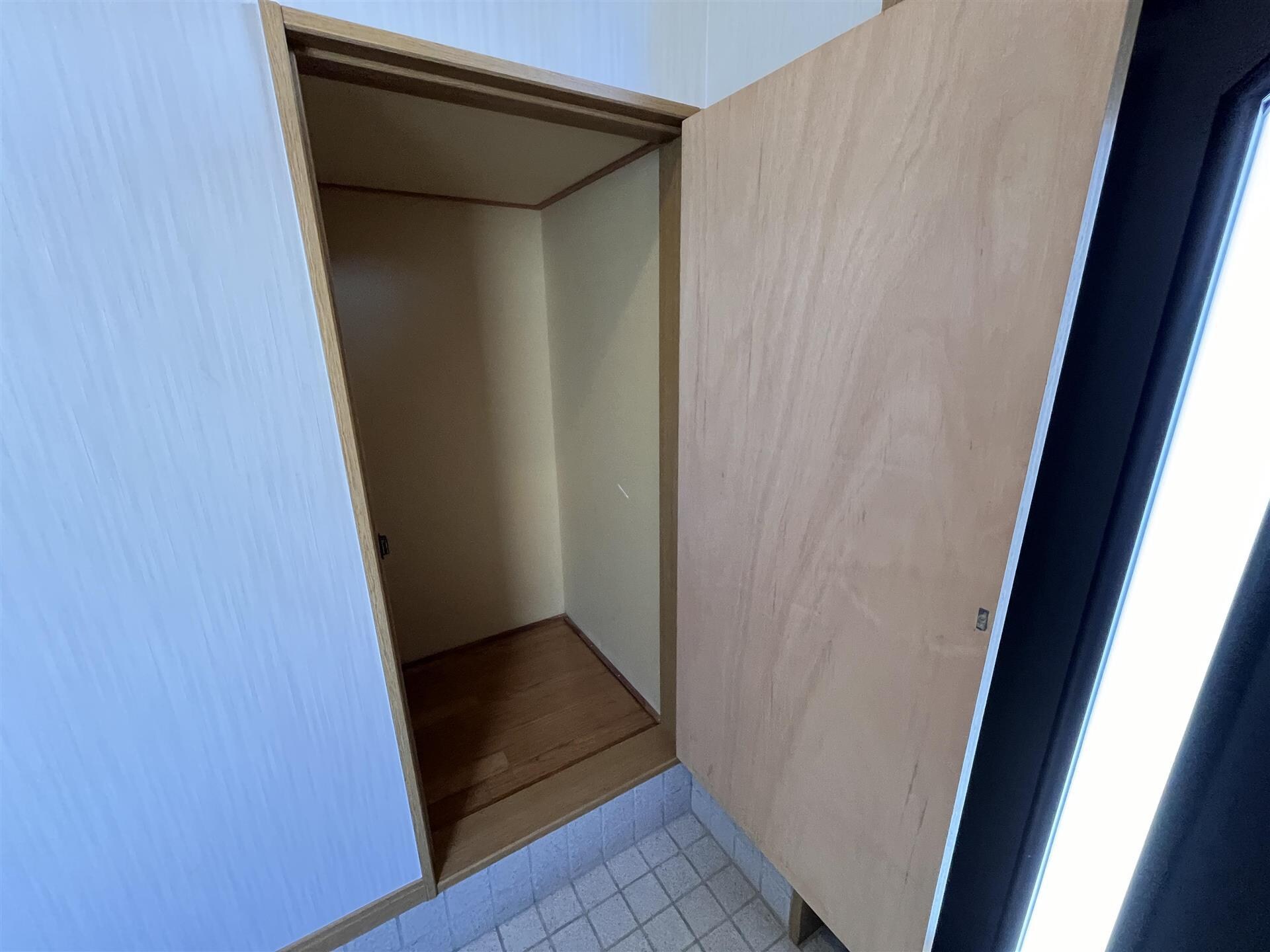 物件内観写真18　(階段下収納)