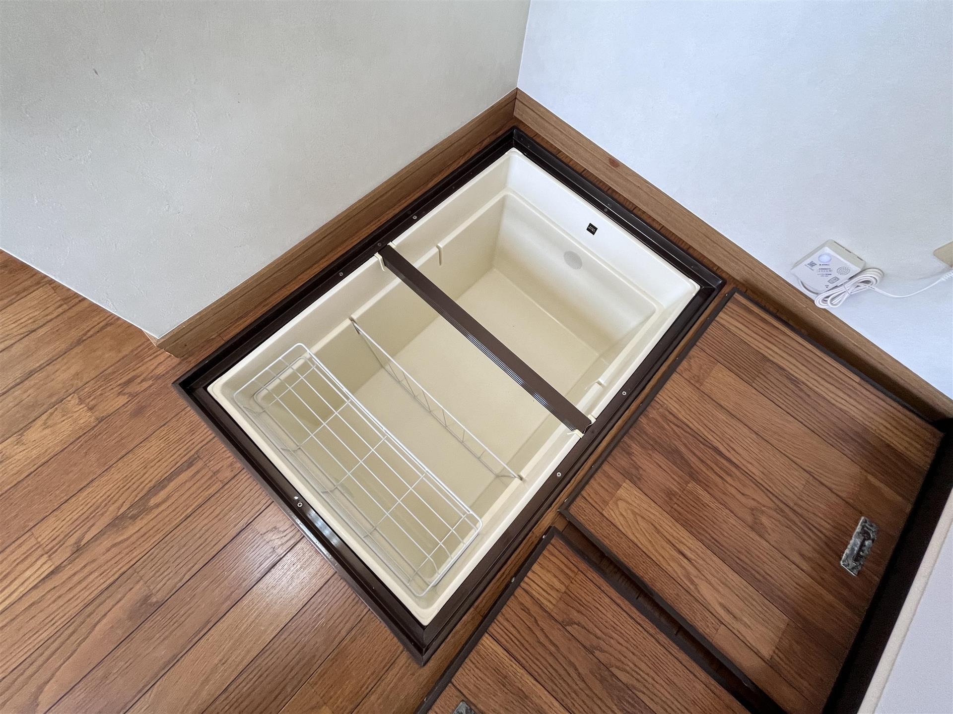 物件内観写真19　(床下収納)