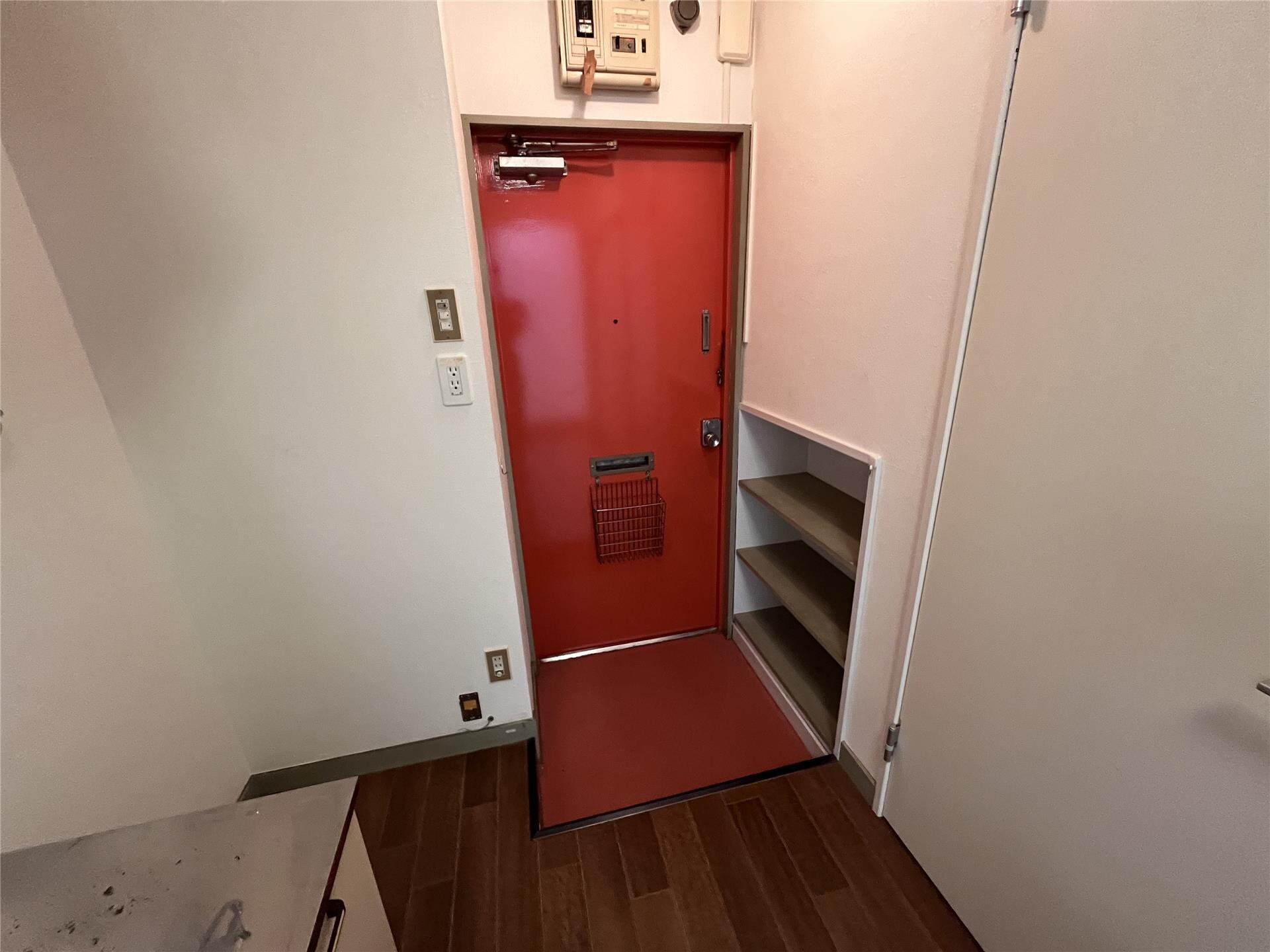 物件内観写真10　(玄関)