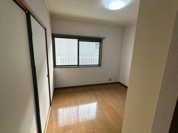 居室(6帖の洋室です)