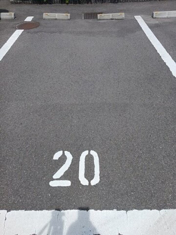 物件外観写真2　(駐車場があるので、車を買う予定の方も安心です)